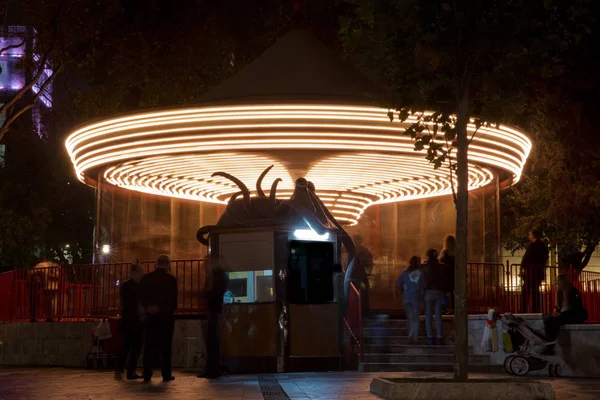 재미 박람회 그리고 밤입니다. 밤에 조명된 복고풍 회전 목마 — 스톡 사진