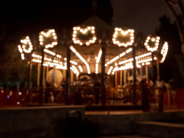 Λούνα παρκ και το βράδυ. Θολή φως με εναλλασσόμενες εικόνες τη νύχτα — Φωτογραφία Αρχείου