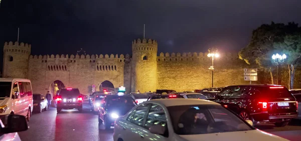 Turm der antiken Baku-Stadt bei Nacht. icheri sheher in baku. Azerbaijan. Goscha-Gala. — Stockfoto