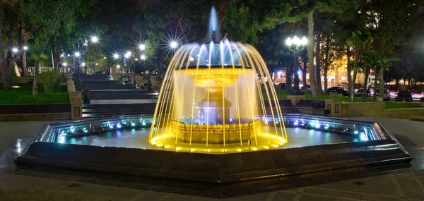 サビール語広場噴水、バクー、アゼルバイジャンの夜。市内中心部の噴水。アゼルバイジャン バクー。円形公園噴水広場のナイト ビジョン — ストック写真