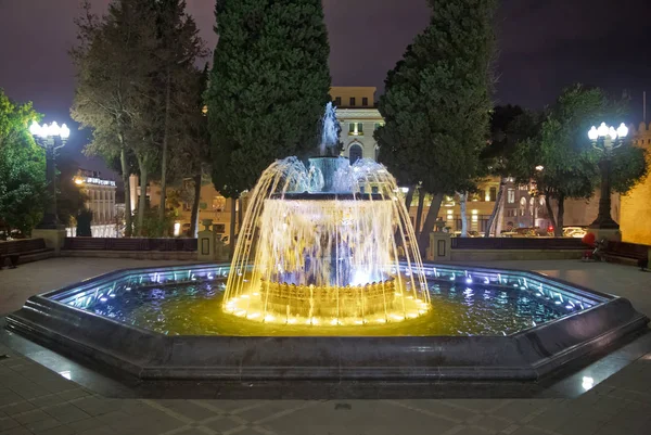 Sabir quadratischer Brunnen, baku, azerbaijan in der Nacht. Brunnen in der Innenstadt. baku azerbaijan. Nachtsichtgerät eines runden Parkbrunnenplatzes — Stockfoto