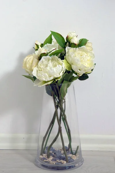 Mooie witte gardenia bloemen in glasvaas — Stockfoto