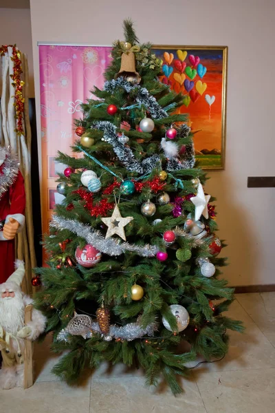 Weihnachtsbaum mit bunten Ornamenten, — Stockfoto