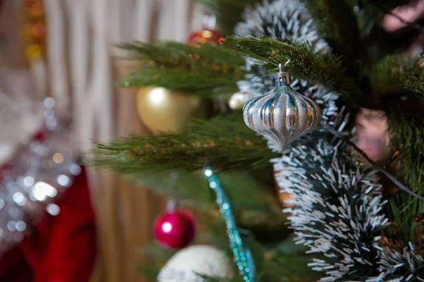 Carte de Noël. Noël. Nouvel An. Une boule rouge, un sapin jouet sur le sapin de Noël. sur un fond clair. Des lumières brillantes. modèle d'échantillon — Photo
