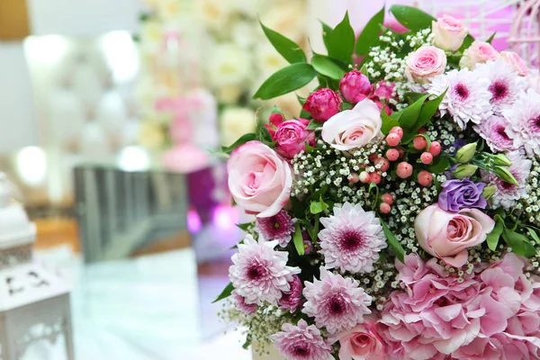 Bukiet różnokolorowych kwiatów. Wielobarwne zaręczynowy bukiet kwiatów. Piękny bukiet róże kolorowe Wrap z białej księgi — Zdjęcie stockowe