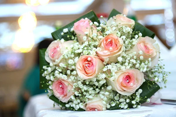 Vitt bröllop och förlovning blombukett. Vacker brudbukett med olika blommor, rosor. Bröllop Detaljer — Stockfoto