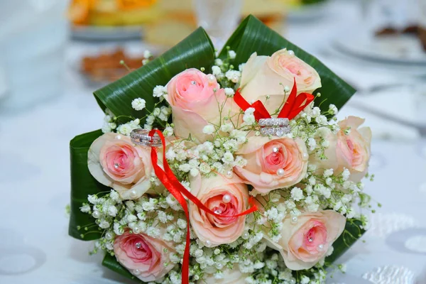 Witte bruiloft en betrokkenheid bloemboeket. Mooie bruiloft boeket met verschillende bloemen, rozen. trouwringen en bruiloft details. Bruiloft lint — Stockfoto