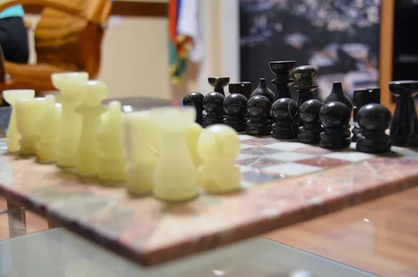 Peças de xadrez num tabuleiro de xadrez — Fotografia de Stock