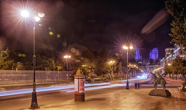 Helle Baku-Nächte. Moment der Zeit. Panoramablick auf Baku. Nachtrouten in Baku. Flammentürme. Nachtverkehr auf der Heydar aliyev Avenue. baku, azerbaijan — Stockfoto