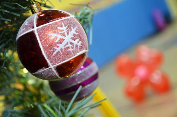Árbol de Navidad decorado sobre fondo borroso, brillante y de hadas —  Fotos de Stock