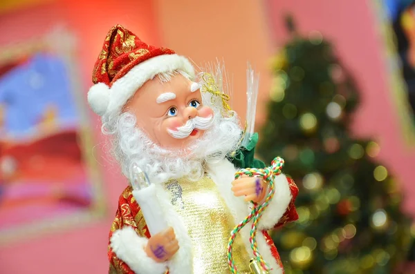 Santa claus marionet Christmas speelgoed Kerstman zit op een tak van de zilverspar — Stockfoto