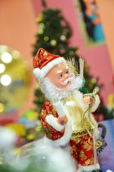 Santa claus marionett två leende snögubbar vänner i snön — Stockfoto