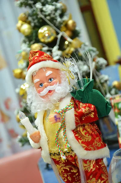 Santa claus marionet Happy New Year, Merry Christmas Christmas decorations, gloeiende gloeilamp — Stockfoto