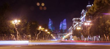 Parlak Bakı geceleri. Zaman an. Bakü'nün panoramik görünümü. Bakıda gece yollar. Alev Kuleleri. Gece sokak trafik Haydar Aliyev Caddesi üzerinde. Bakü, Azerbaycan
