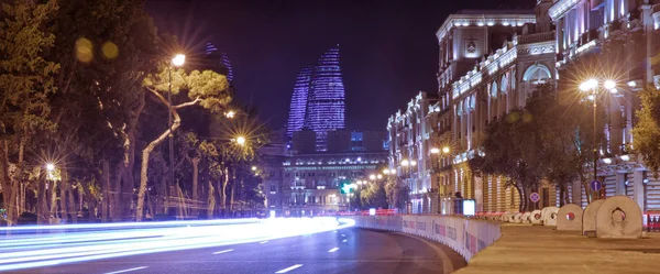 밝은 바쿠의 밤 시간의 순간입니다. 바쿠의 파노라마 전망입니다. 바쿠에서 밤 노선입니다. 화 염 타워입니다. 헤이다르 알리예프 애비뉴에 밤 거리 소통량입니다. 바쿠, 아제르바이잔 — 스톡 사진