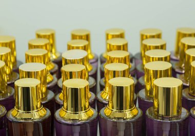 Sarı parfüm kapaklar