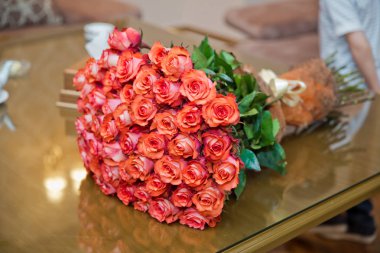 Doğal kırmızı gül arka plan. Sınır kırmızı gül buketi.