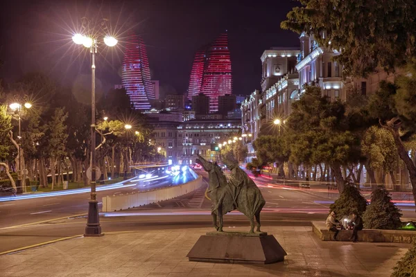 Parlak Bakı geceleri. Zaman an. Bakü'nün panoramik görünümü. Bakıda gece yollar. Alev Kuleleri. Gece sokak trafik Haydar Aliyev Caddesi üzerinde. Bakü, Azerbaycan — Stok fotoğraf