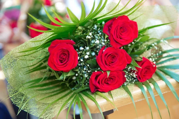 Primer plano de ramo rojo de rosas, gerberas, peonías, granadas. Amor y símbolo de la pasión. Aniversario o regalo de cumpleaños para niña . — Foto de Stock