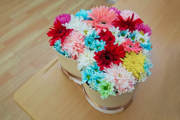 Fleurs mélangées colorées. Arrangement de fleurs mixtes : diverses fleurs en différentes couleurs pour un mariage — Photo