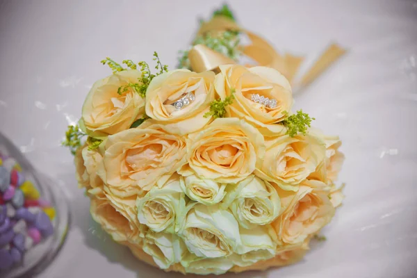 Желтый букет цветов и кольца для свадьбы . — стоковое фото