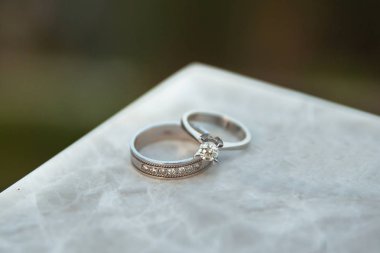 Nişan ve düğün yüzük birbirine üzerinde. Aşk hikayesi için. Mermer taş.