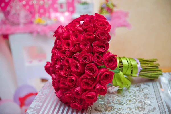 Γάμος λουλούδι μπουκέτο κόκκινα τριαντάφυλλα για τη ζωή — Φωτογραφία Αρχείου