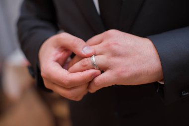 O bir düğün için hazırlanıyor ve onun evinde yüzüğü