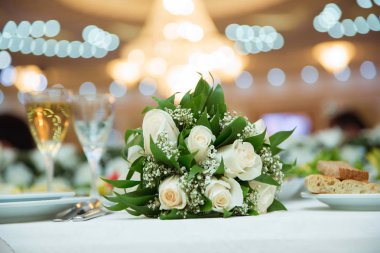 Sepet içinde beyaz düğün çiçek buketi güzel beyaz Düğün Buketler