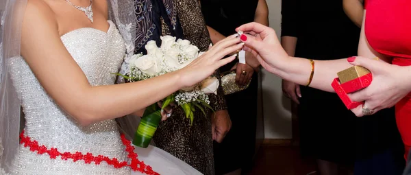 No casamento eles usam um anel na mão da noiva — Fotografia de Stock