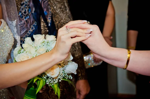 No casamento eles usam um anel na mão da noiva — Fotografia de Stock