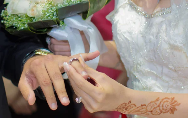 Bruden bär en ring på händerna på en man — Stockfoto
