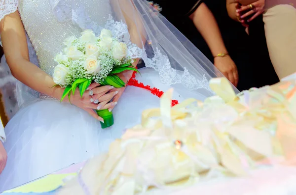 La mariée tient dans sa main un bouquet de roses blanches. Bouquet de fleurs de la mariée. La mariée tient un bouquet de fleurs dans ses mains. Bouquet de fleurs de roses de couleur pêche, eustomises . — Photo