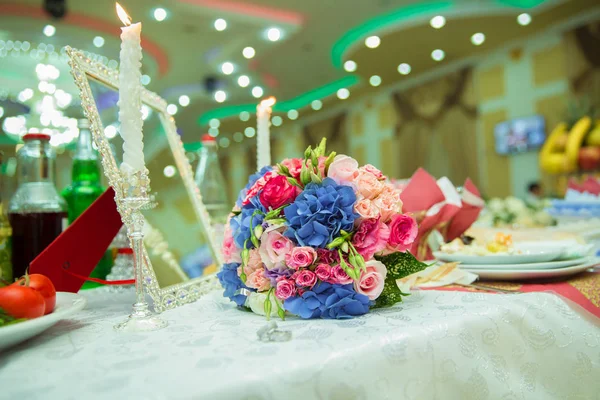 Colorido ramo de flores de boda. Hermoso ramo de novias . — Foto de Stock