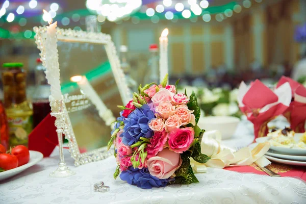 Färgglada bröllop blommor bukett. Vackra brudar bukett. — Stockfoto