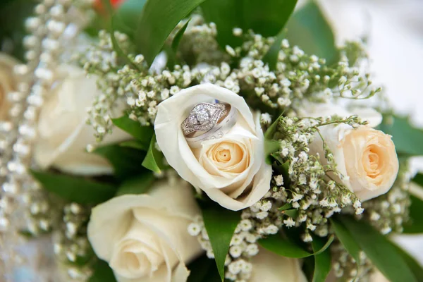 Gyönyörű fehér Esküvői csokrok kosár backgraound csokor virág rózsa / esküvői gyűrű — Stock Fotó
