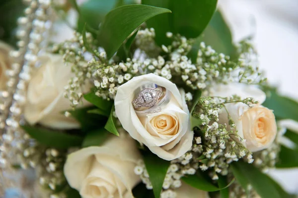 Belos buquês de casamento branco na cesta backgraound buquê flores rosa / anéis de casamento — Fotografia de Stock