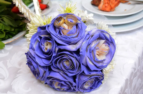 Синий свадебный букет и кольца. Красивый синий и белый свежие цветы свадебный букет — стоковое фото