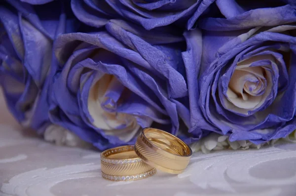 Bouquet da sposa blu e anelli. Bellissimi fiori freschi blu e bianco bouquet da sposa — Foto Stock