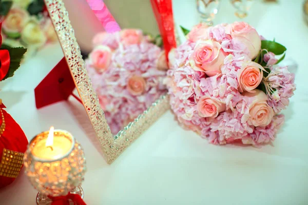 핑크 장미와 나무 테이블에 결혼 반지 웨딩 부케. 공간에 복사 합니다. 결혼식, 파티, 사랑 그리고 가족 및 링의 개념 — 스톡 사진