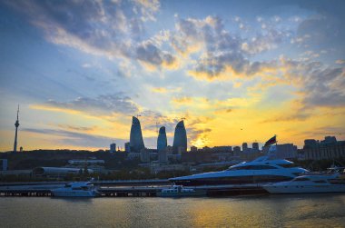 Panoramik Bakü - Hazar bkz: sahile tarafından bulunan Azerbaycan'ın başkenti. Gün batımı arka plan. Alev Kuleleri bina inşa