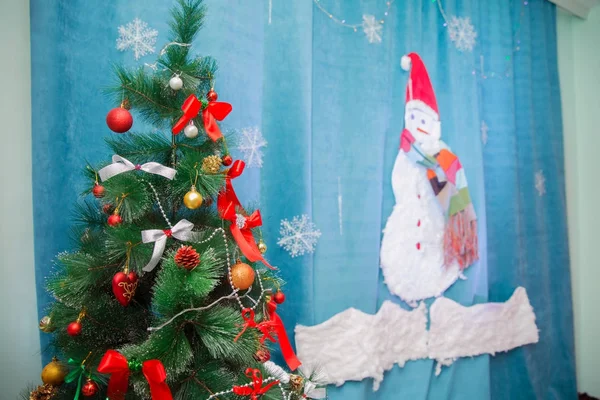 Zimmer Weihnachtsbaum, Weihnachtsdekoration für Zuhause, Spielzeug, Weihnachtsdekoration, Fotozone — Stockfoto