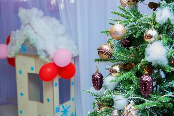 Verschiedene Weihnachtsschmuck auf Weihnachtsbaum Weihnachtsspielzeug auf einem Tannenbaum dekoriert. goldene und rote Farben in einem in Nahaufnahme geschmückten Baum mit internem Hintergrund — Stockfoto