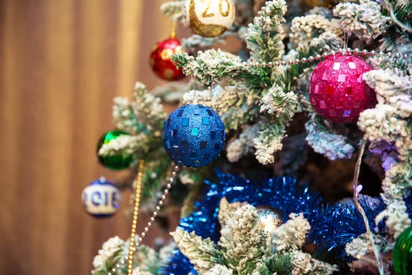 Décoration de Noël boule de verre sur branches de sapin.Isolé — Photo