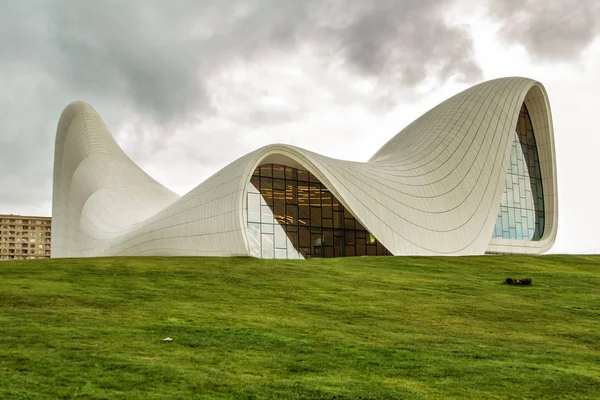 Bakü, Azerbaycan - Bakü Haydar Aliyev Merkezi Müzesi. Zaha Hadid mimar kozmik mimarisi. Bakü'nün yeni bir sembol haline geldi Modern Kültür Merkezi