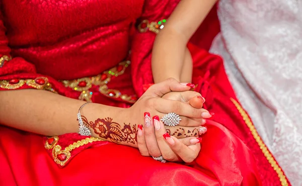 Henna zeichnen auf der Henna-Party.. sie legten ihre Hände Henna der Braut. Henna zeichnen bei der Henna-Party. — Stockfoto