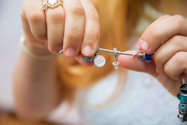 O bebeğin bilezik tutsak olarak tutuyordu. Elinde tatlı bebek yazma ile bilekliğim.