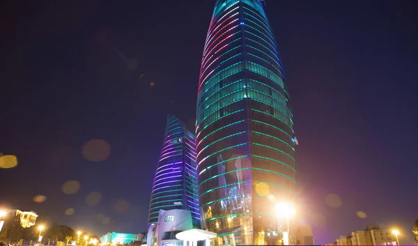 Baku, azerbaijan - berühmter und schöner Nachtblick auf Wolkenkratzer. Baku City internationales Geschäftszentrum. Flammentürme am Abend. — Stockfoto