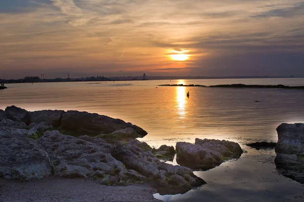 Krásný západ slunce ve žlutém pozadí. Ázerbájdžán příroda. Západ slunce, moře a mraky. Kaspické moře. Ázerbájdžán Baku — Stock fotografie