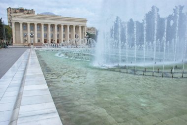 Azerbaycan 'ın Bakü bölgesinde, Neftchilar Bulvarı 'nda yer alan müze Merkezi, sütunlu cephe ile inşa edilmiştir. Parlak gece aydınlatma ile müze merkezi güzel sütunlanmış bina, Bakü, Azerbaycan